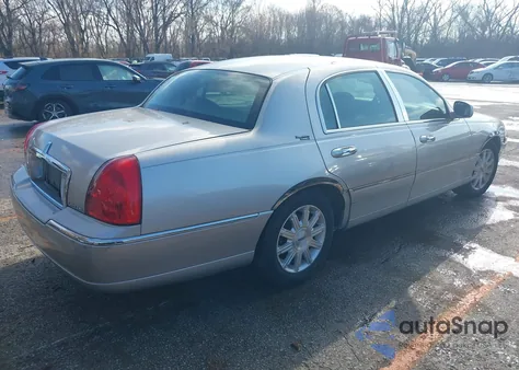 2010 Lincoln Town Car Signature Limited из США, поврежденный, VIN 2LNBL8CV7AX624611